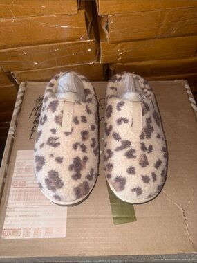 NWT Bombas Women’s Sunday Plush Slipper Size 8